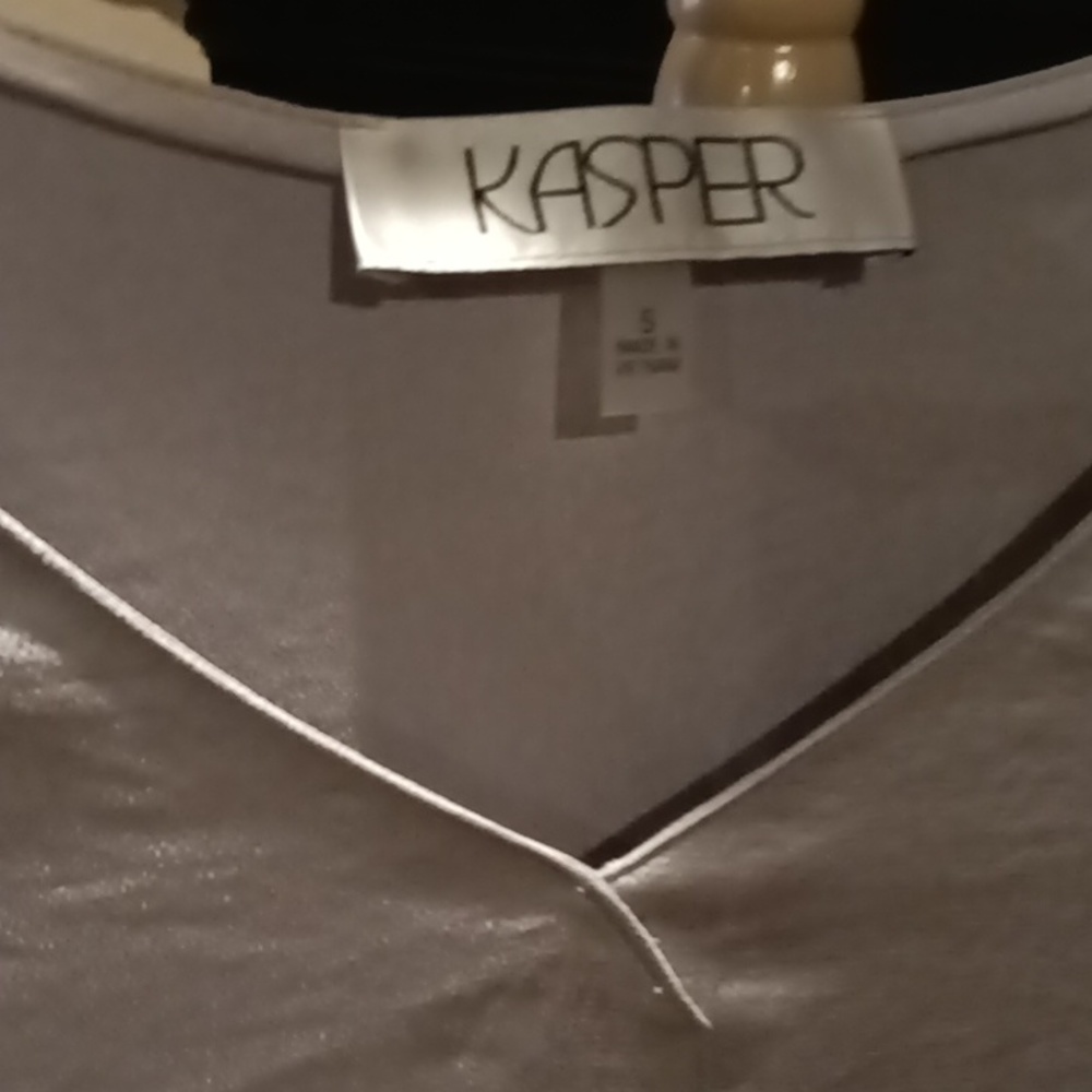 FINAL PRICE NWT KASPER silver v-neck polyester s/s blouse w pleated front Small